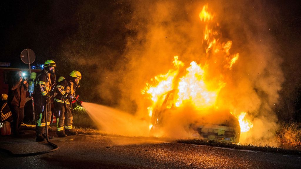 Großübung bei Asperg: Feuerwehr übt an brennendem Auto