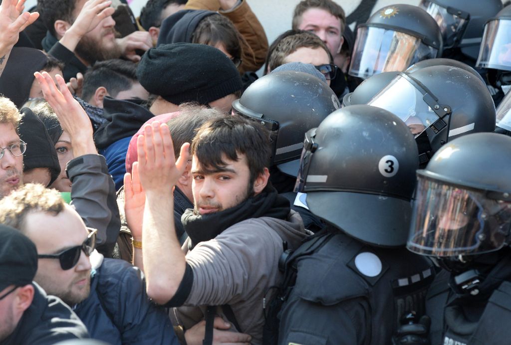 Doch es kam auch zu Ausschreitungen zwischen Anhängern des Aktionsbündnisses Blockupy und der Polizei.