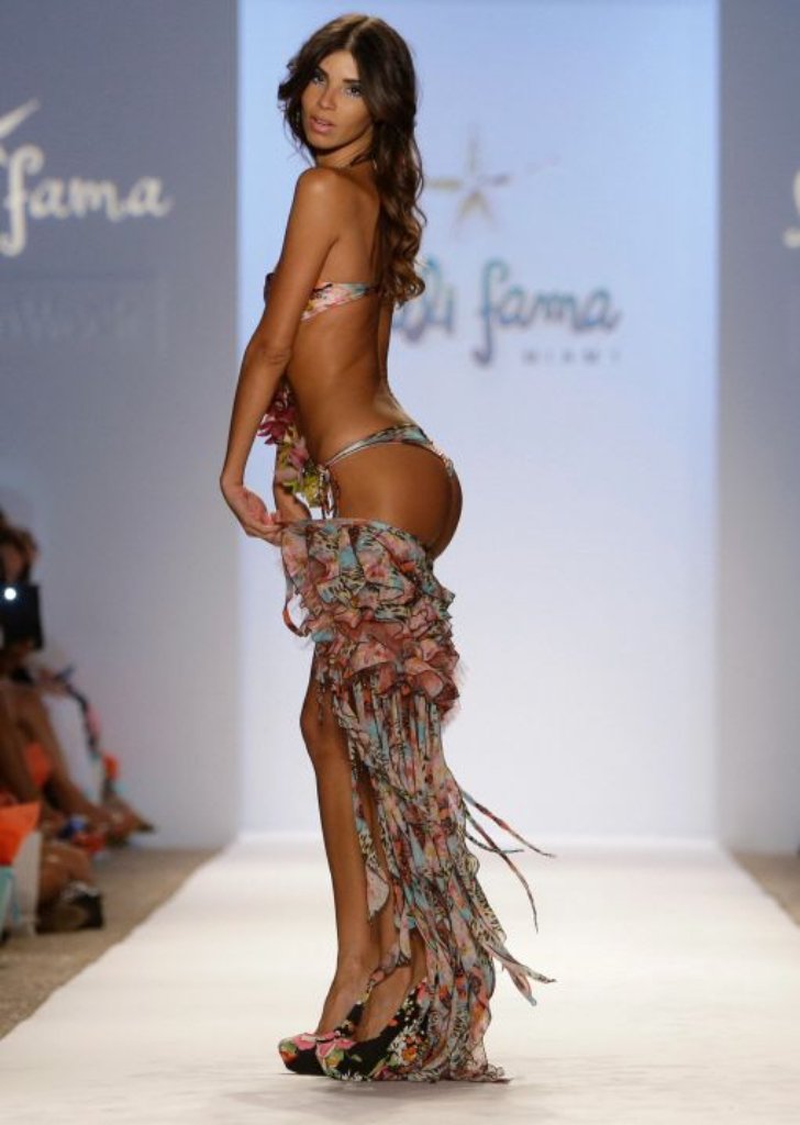 Ein Model zeigt Bademode von Luli Fama auf der Mercedes-Benz Fashion Week in Miami.