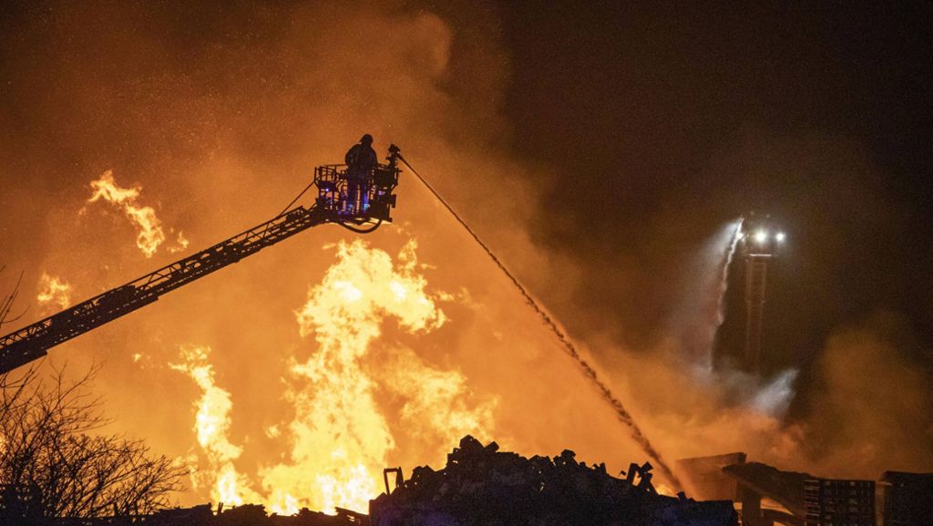 Brand in Ilsfeld: Feuer zerstört Holzplattenfirma – Schaden geht in die Millionen