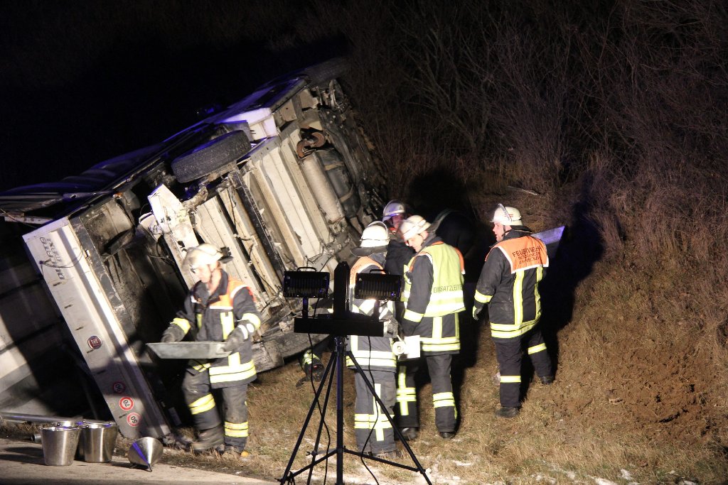 Sieben Verletzte und 16.000 Euro Schaden sind die Bilanz eines Verkehrsunfalls, der sich am späten Sonntagabend auf der Autobahn 8 auf den Fildern ereignet hat.