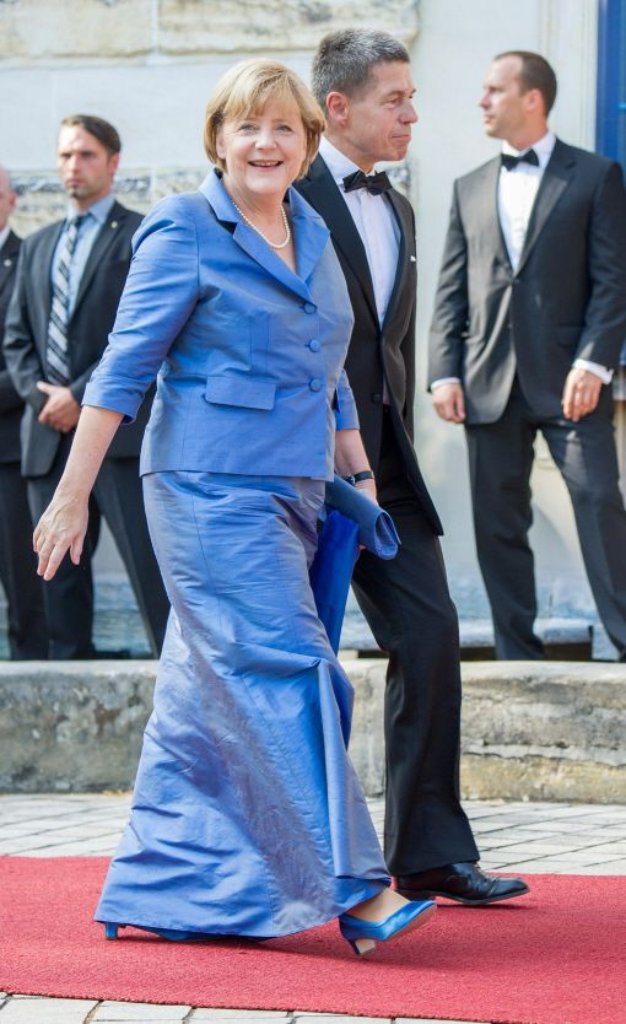 Die Kanzlerin trug ein langes blaues Kleid mit farblich abgestimmten Accessoires.