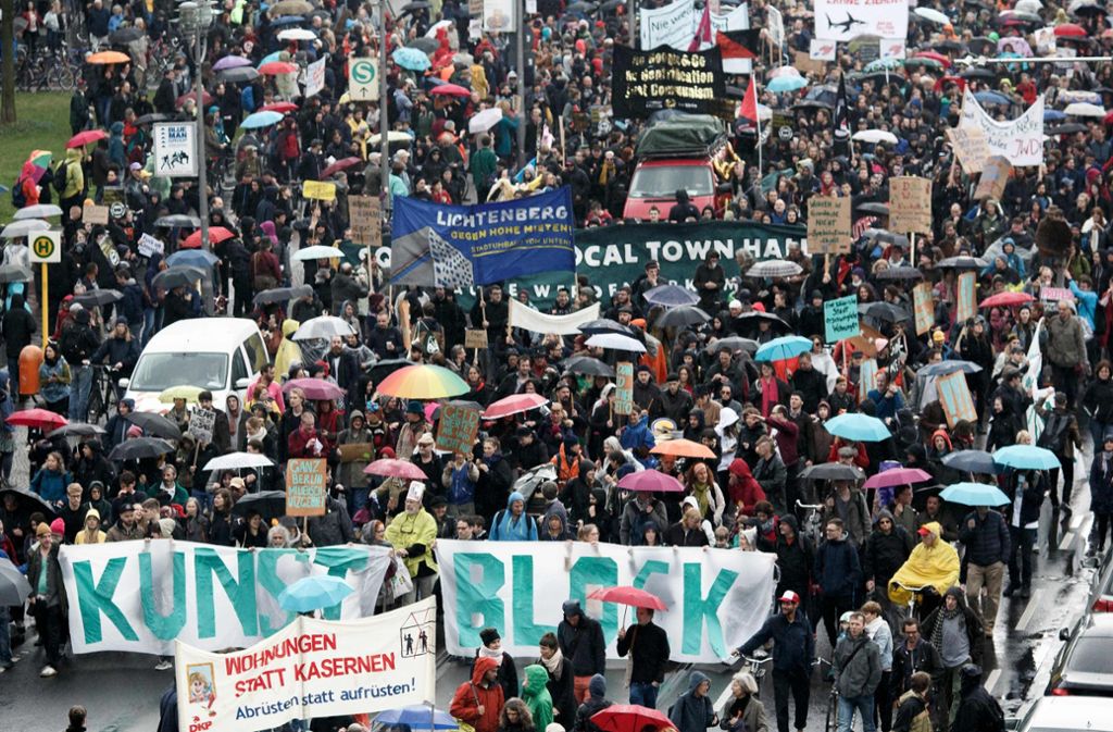 Es ist die bislang größte Demonstration gegen steigende Mieten in Berlin.