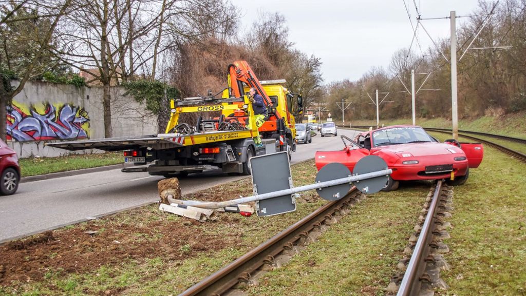 Stuttgart-Mühlhausen: Auto überschlägt sich und landet im Gleisbett