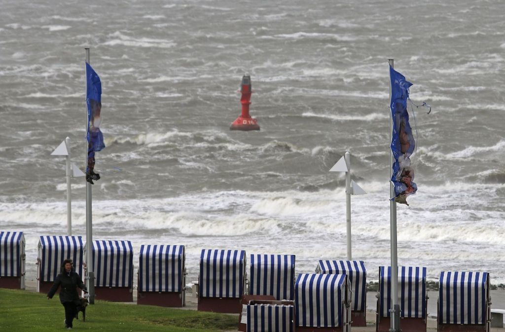 Zahlreiche Strandkörbe stehen auf Norderney bei stürmischem Wetter ...