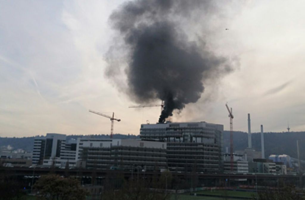 Eine Rauchsäule steigt über einem Gebäude auf dem Daimler-Gelände in Untertürkheim auf.