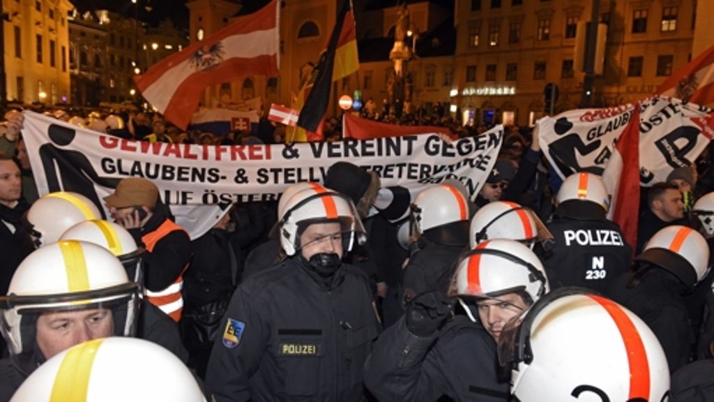 Demo in Wien: Gegner brüllen die Pegida-Anhänger nieder