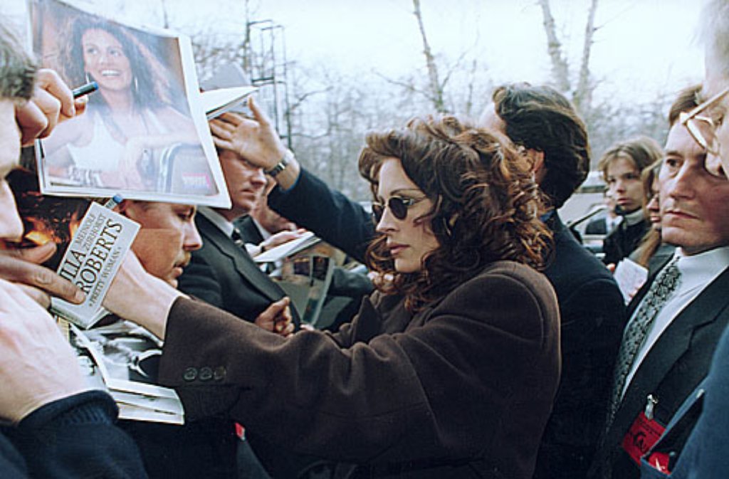 1996: Alle wollen ein Autogramm von "Pretty Woman" - Julia Roberts sorgt für Furore, wo immer sie in Berlin hingeht.