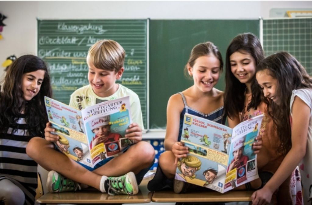 Die Kinder der Grundschule in Stuttgart-Heumaden freuen sich über die „Stuttgarter Kinderzeitung“.