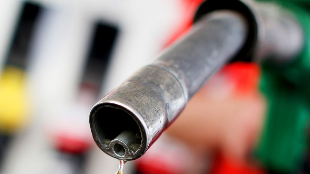 Kommentar zu Ölpreisen: Opec-Streit spielt Verbrauchern in die Karten