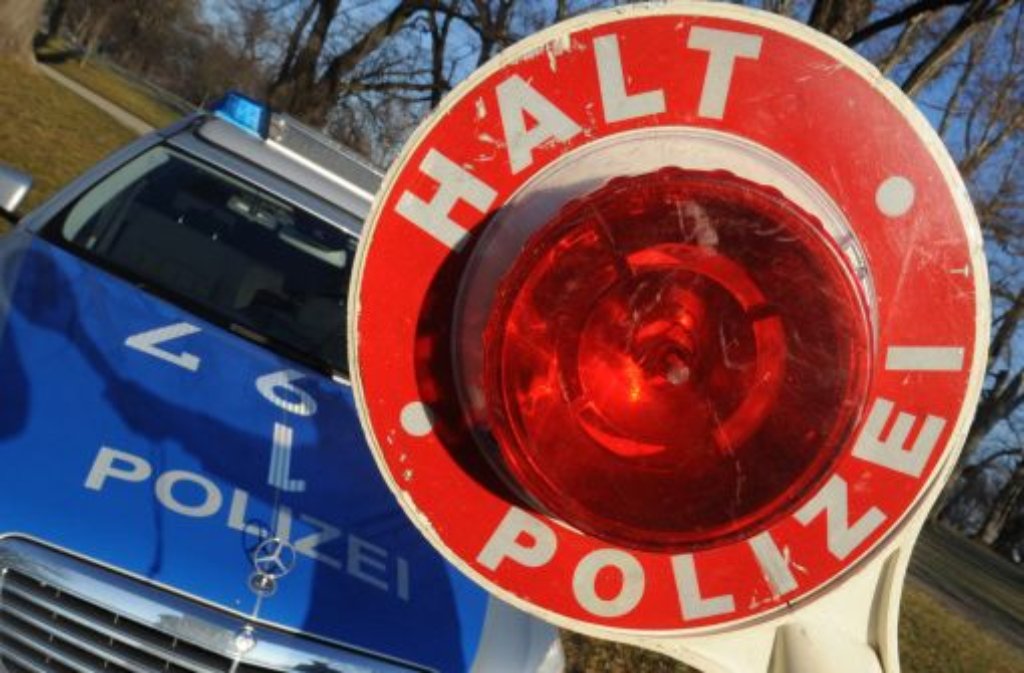 Ein "kleines bisschen verfahren" hatte sich am 4. April ein offenbar verwirrter 58-jähriger Autofahrer: Er fuhr 230 Kilometer in die falsche Richtung und landete nicht im rheinland-pfälzischen Kirchheimbolanden, wo er zu Hause ist, sondern im bayerischen Günzburg. Wie die Polizei mitteilte, fiel der Opel-Fahrer gegen 14 Uhr einem Lastwagenfahrer auf, weil er auf der Autobahn 8 bei Gruibingen (Kreis Göppingen) Schlangenlinien fuhr. Der besorgte Brummifahrer rief die Polizei.Kurz vor Ulm versuchte eine Polizeistreife, den Opel zu stoppen. Der 58-Jährige ignorierte allerdings die Zeichen der Polizisten und setzte seine Fahrt mit einer Geschwindigkeit von mehr als 200 Kilometern pro Stunde in Richtung Bayern fort. Bayerische Polizisten sperrten daraufhin die Autobahn ab und stoppten den Opel bei Günzburg. Auf die Beamten machte der Mann einen verwirrten Eindruck. Offenbar realisierte der 58-Jährige, der keinen Führerschein hatte, nicht, dass er in die falsche Richtung unterwegs war. Am späten Abend kam sein Sohn aus Rheinland-Pfalz angereist und nahm seinen Vater mit nach Hause.