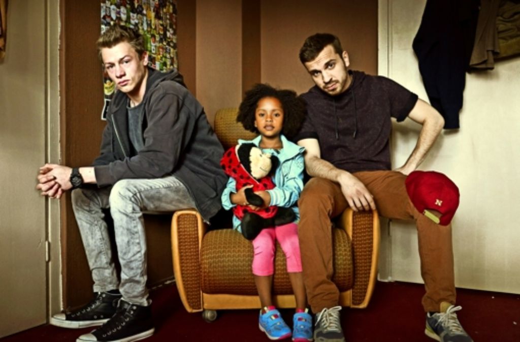 Gemeinsam zu Hause: die Hauptdarsteller von „Familie Braun“: Vincent Krüger (l.), Nomie Lane Tucker (M.) und Edin Hasanovic (r.).