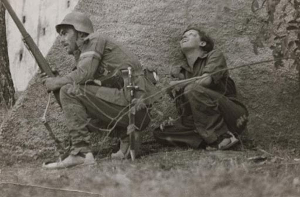 Robert Capa: "Gerda Taro mit republikanischem Soldaten", Cordoba-Front, Spanien 1936, Gelatinesilberabzug