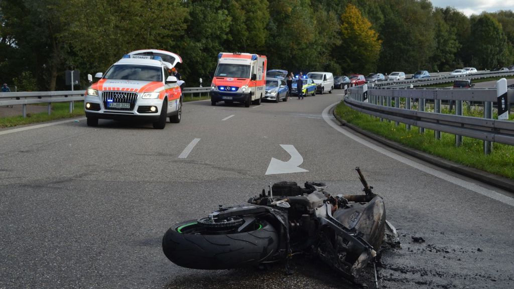 Kreis Karlsruhe: Motorradfahrer schleudert gegen Leitplanke und stirbt
