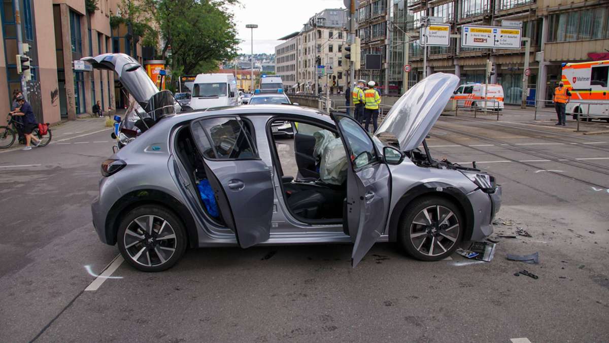 Stuttgart-Mitte/Olgaeck: Unfall auf Kreuzung sorgt für Verkehrsbehinderungen