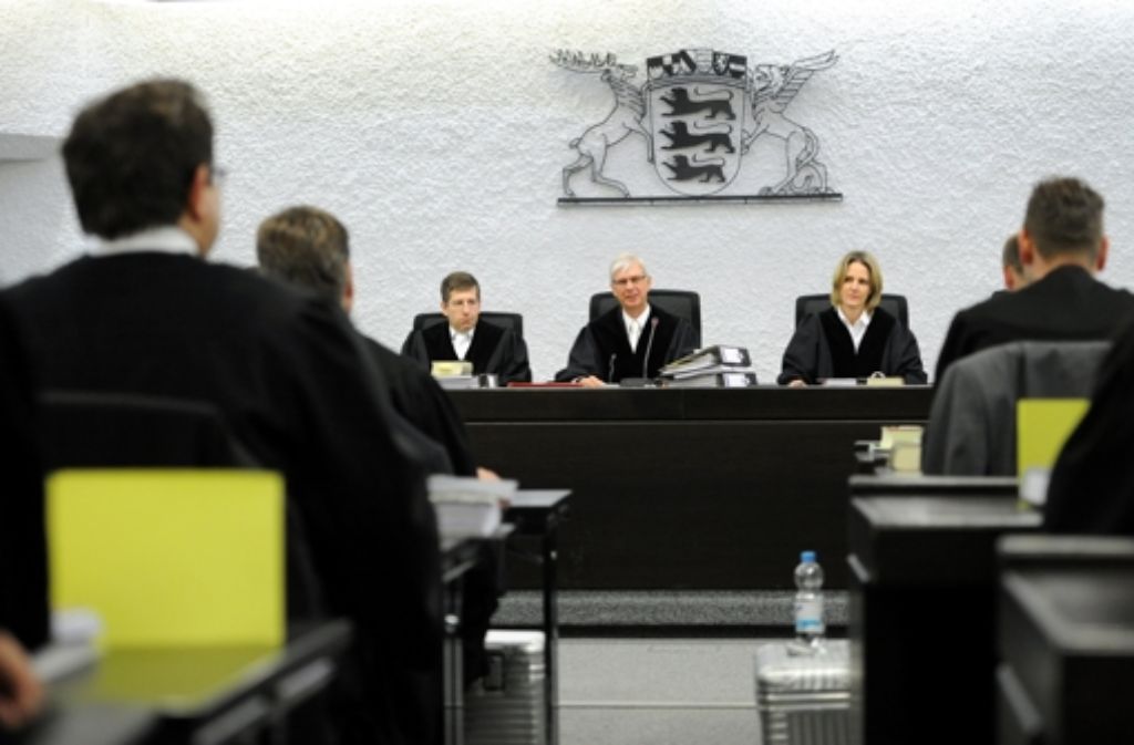 6. Mai 2010: Das Landgericht Stuttgart lässt die Anklage der Staatsanwaltschaft zu. Der Vater muss sich zunächst wegen Verstoßes gegen das Waffengesetz verantworten. Zu Beginn des Prozesses verkündet der Vorsitzende Richter, dass auch eine Verurteilung wegen fahrlässiger Tötung in Betracht kommt.