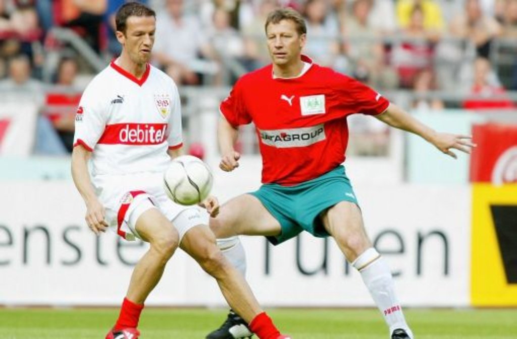 ... mittlerweile 42-Jährige nur noch zu besonderen Anlässen, wie beim Abschiedsspiel für den VfB-Mittelfeldstrategen Krassimir Balakov im Jahr 2003 - Buchwald (rechts) im Zweikampf mit Fredi Bobic. 2004 zog es den Weltmeister von 1990 ...