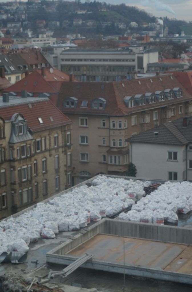 Die Asbest-Säcke werden auf dem Dach des Olgahospitals gelagert.