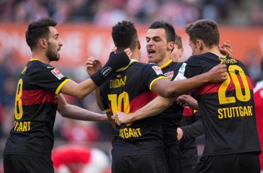 Die VfB-Spieler freuen sich über den Ausgleichstreffer von Daniel Didavi.