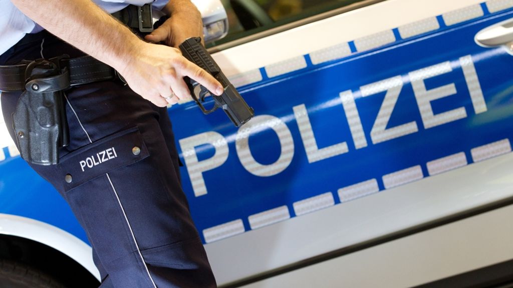 Blaulicht aus der Region Stuttgart: Zwei 26-Jährige greifen Polizisten mit Messern an