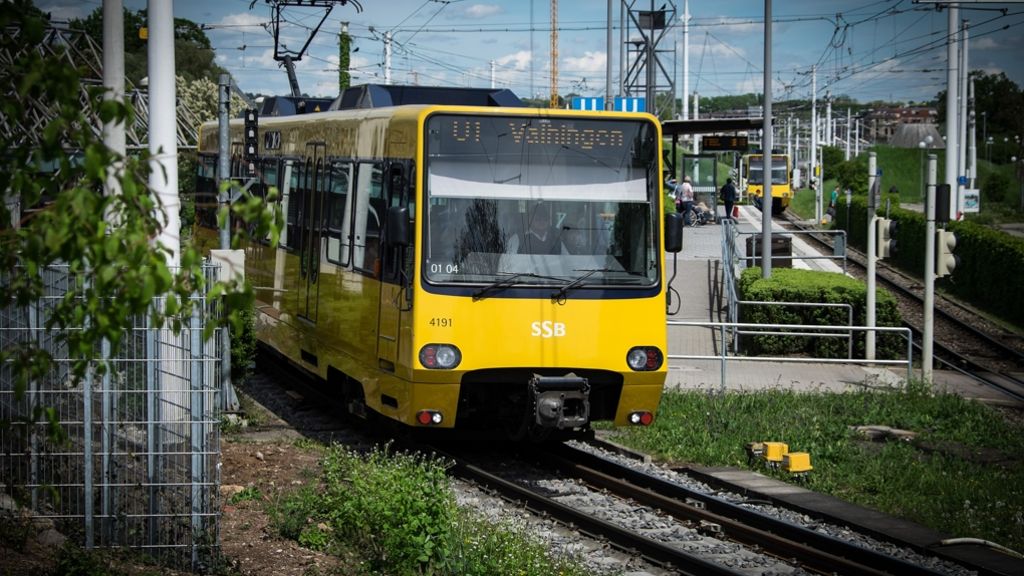 Stuttgart-Zuffenhausen: Autofahrer kollidiert mit Stadtbahn