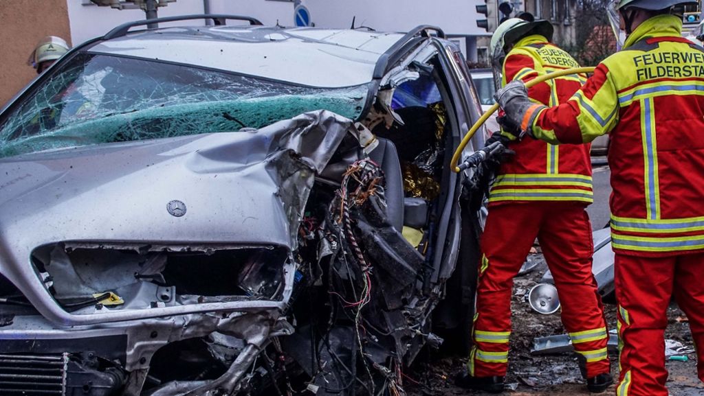 Filderstadt-Sielmingen: Mann stirbt bei Unfall mit Mercedes-SUV