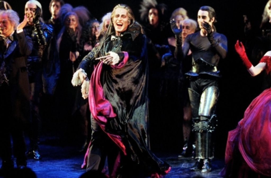 „Der Tanz der Vampire“ feierte am 31. März 2000 Premiere und endete am 31. August 2003. Anzahl der gespielten Shows: 1414.