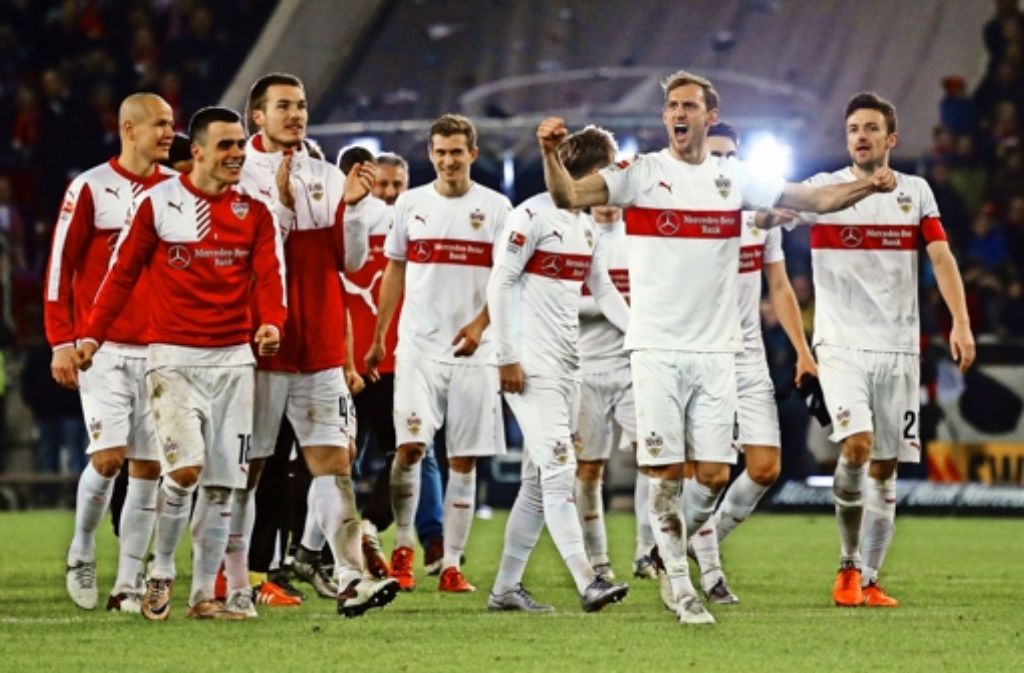 Zusammenhalt: die VfB-Spieler bedanken sich nach dem Sieg gegen Wolfsburg bei ihren Fans für die Unterstützung im Jahr 2015.