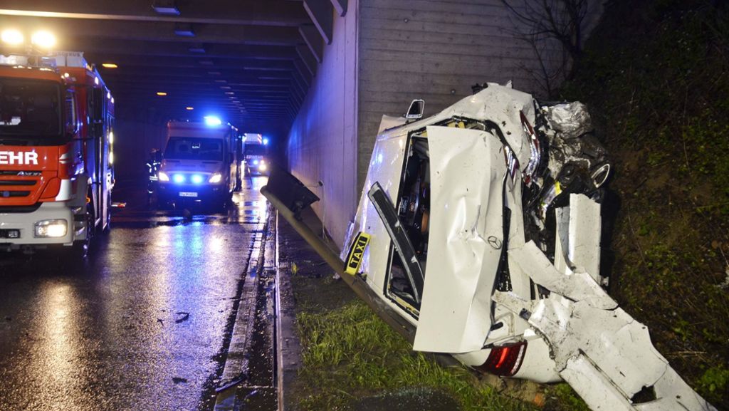Unfall auf B27a in Stammheim: Taxi schleudert nach Zusammenstoß gegen Tunnelwand