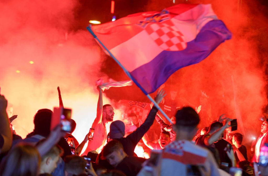 Friedliche Stimmung bei den kroatischen Fans in Stuttgart, nur bei der Pyrotechnik muss die Polizei einschreiten.