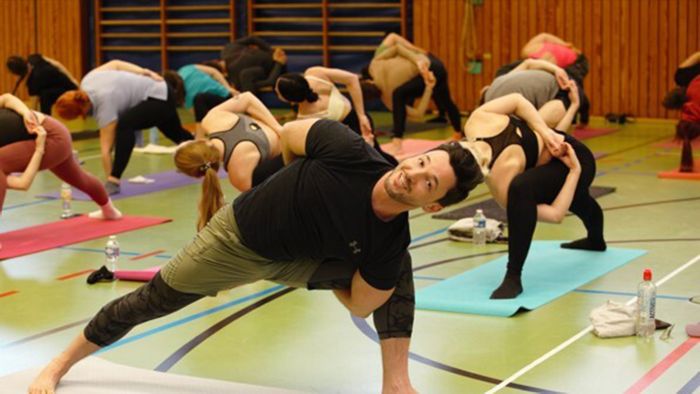 Bewegung für den guten Zweck: Kostenloses Yoga für Geflüchtete
