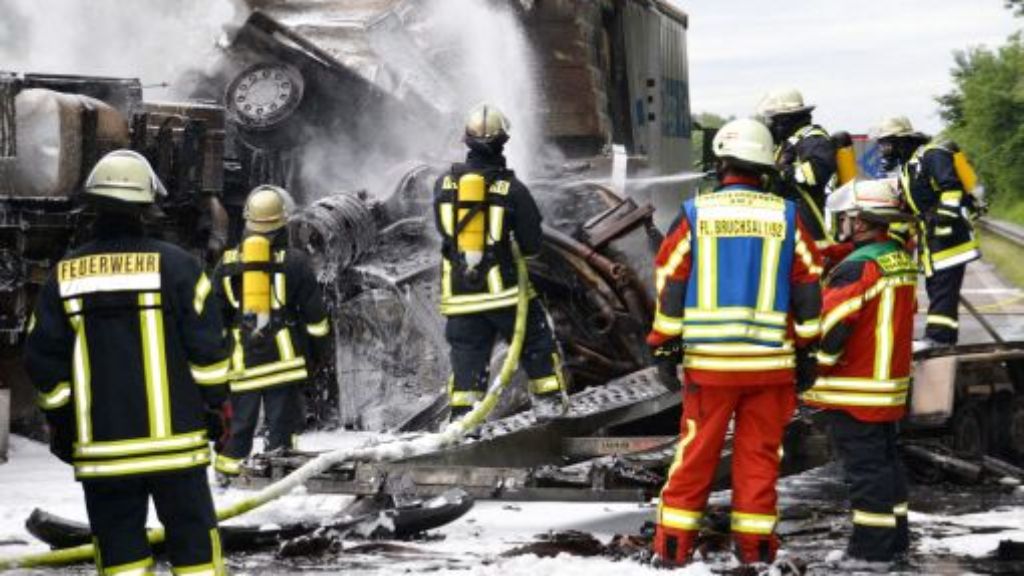 Lkw in Flammen: Sechs Menschen sterben bei Unfällen auf der A5
