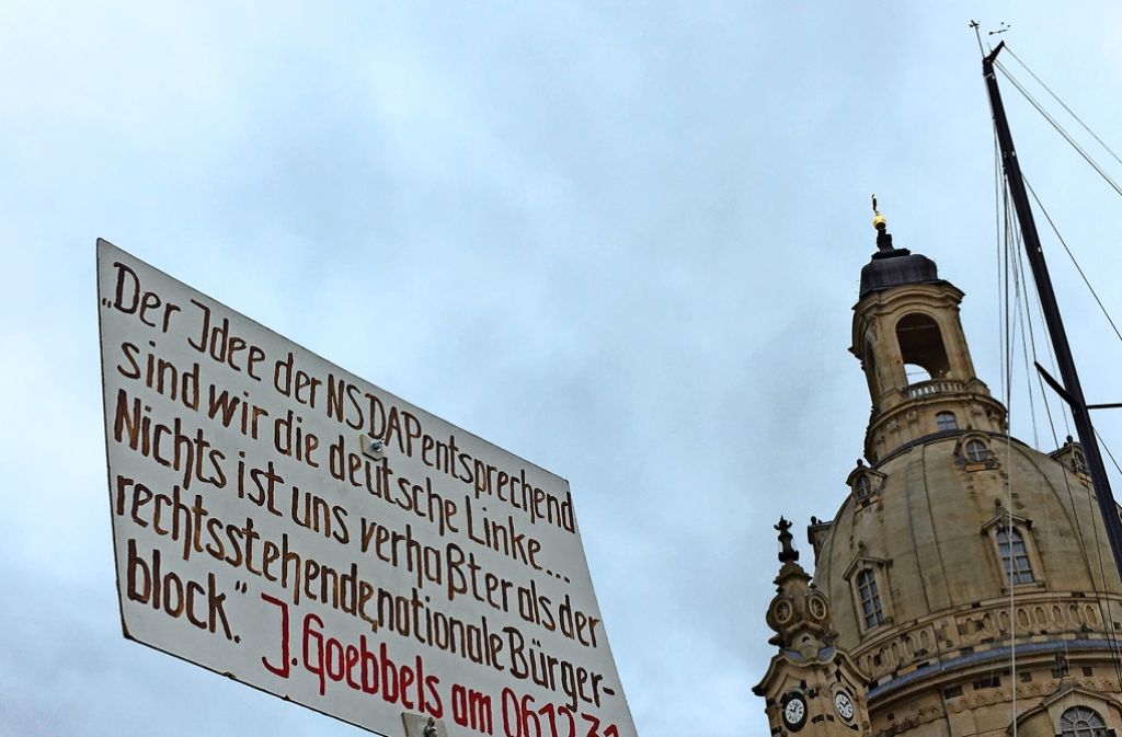 Das Plakat eines Merkel-Gegners – dieses Zitat von Joseph Goebbels soll belegen, dass der Pegida-Protest analog zur NSDAP nicht rechtsradikal, sondern links ist.