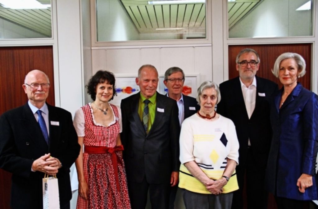 Jürgen Diercks, Edith Hartmann, Werner Bossert, Klaus Dettmer, Ilse Potschka und Ulrich Himmler (v.l.) wurden von der Bezirksvorsteherin Ulrike Zich für ihr ehrenamtliches Engagement geehrt.