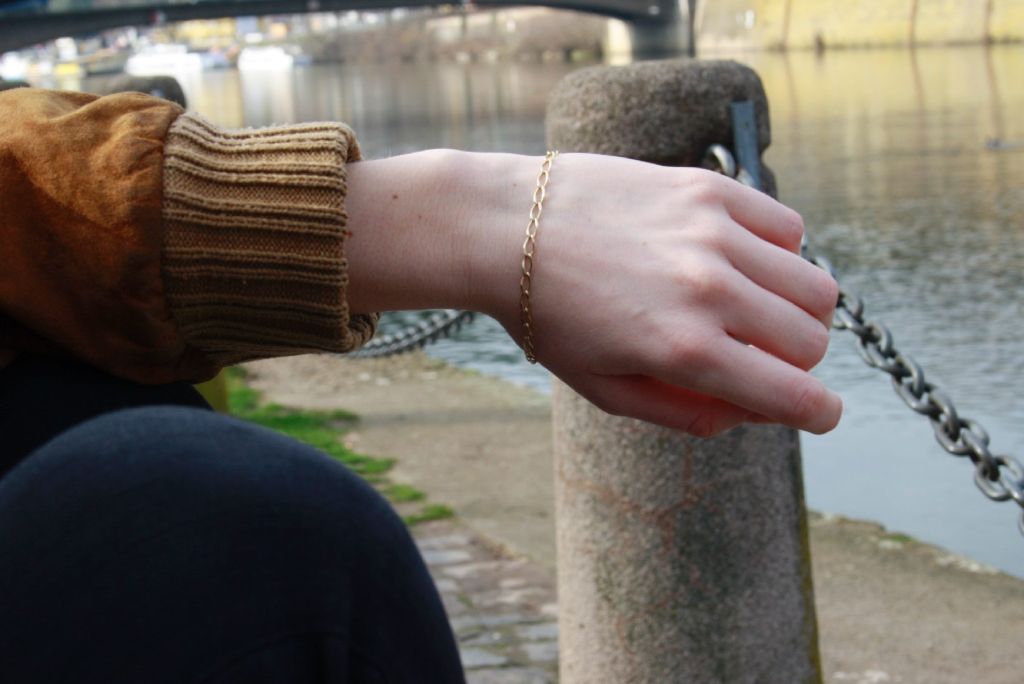 Das andere goldene Schmuckstück an ihrem Arm hat sie seit ihrer Geburt - die Kette wurde nur vor einigen Jahren verlängert.