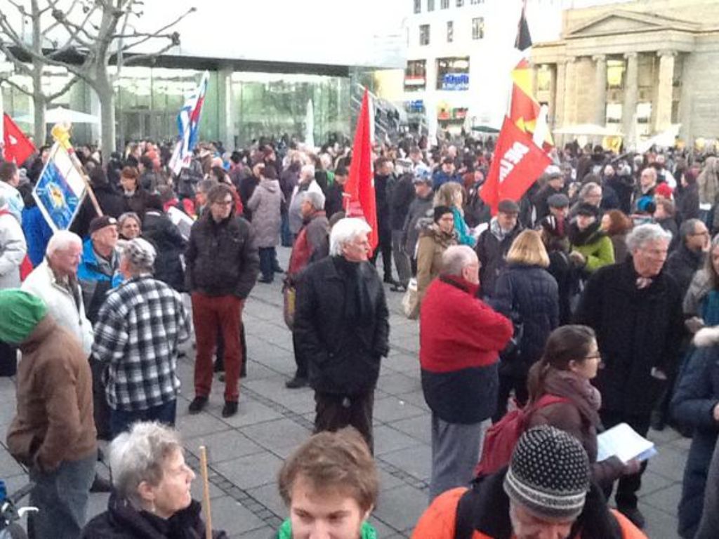 Ein Bild vom Schlossplatz in Stuttgart, 16.45 Uhr: Die Teilnehmer der Demonstration gegen Pegida sammeln sich.