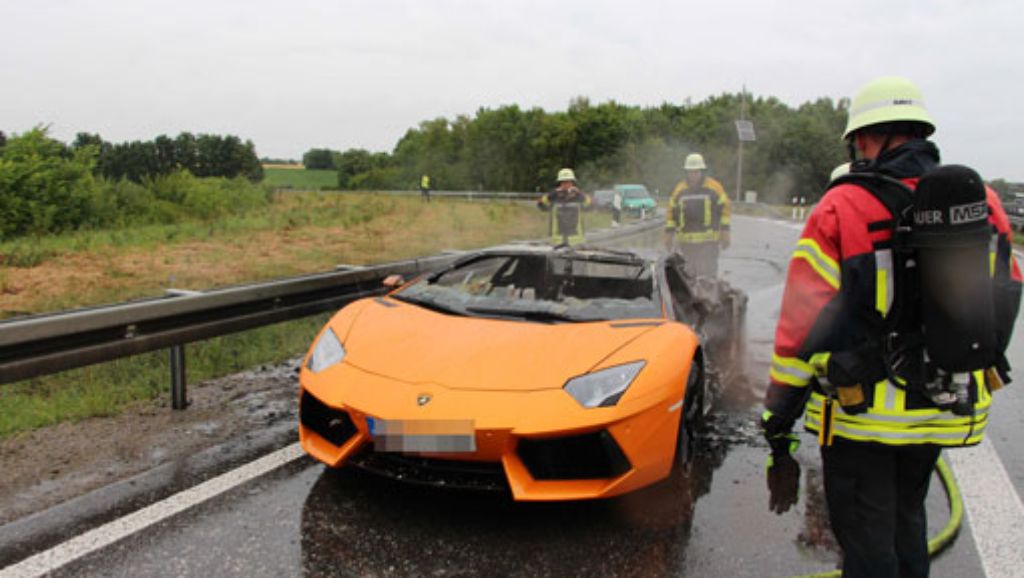 A81 bei Böblingen-Hulb: Lamborghini brennt komplett aus