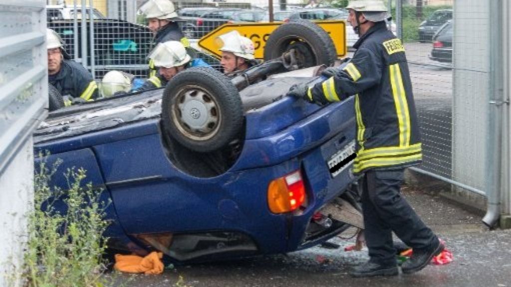 Esslingen: Autofahrerin stürzt von Brücke