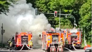 Große Rauchsäule über  Stuttgart: Linienbus geht während  der Fahrt in  Flammen auf