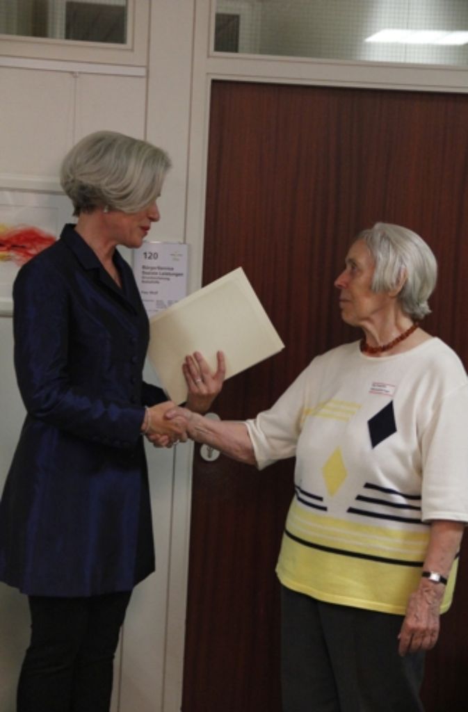 Ebenso wurde Ilse Potschka, die sich seit 30 Jahren für Senioren im Bezirk engagiert, mit der Ehrennadel des Landes Baden-Württemberg ausgezeichnet.