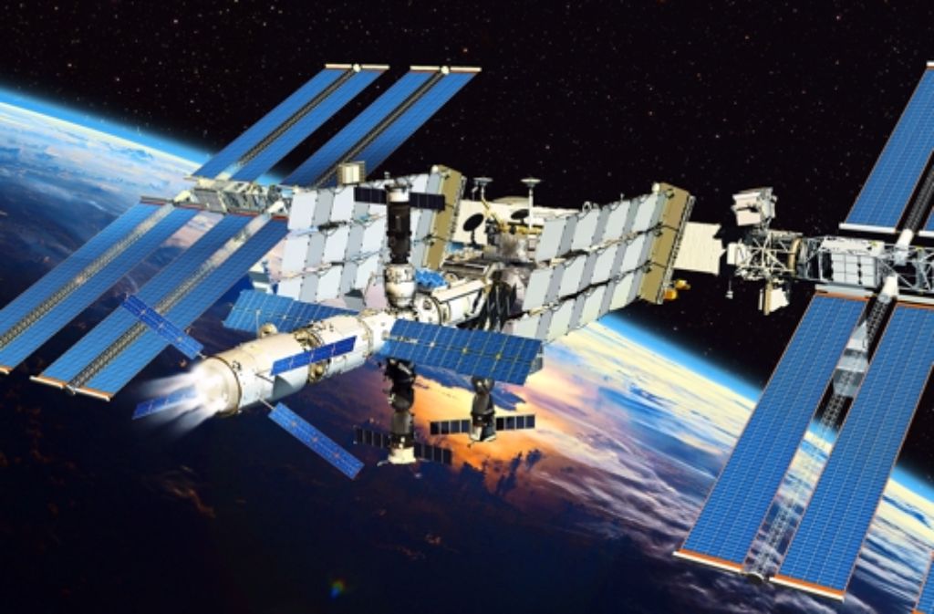 Während das Raumschiff ATV an die Internationale Raumstation angedockt ist, kann es seine Triebwerke nutzen, um die Station in eine höhere Umlaufbahn zu bringen. Das ist gelegentlich nötig, um herumfliegendem Weltraumschrott auszuweichen.