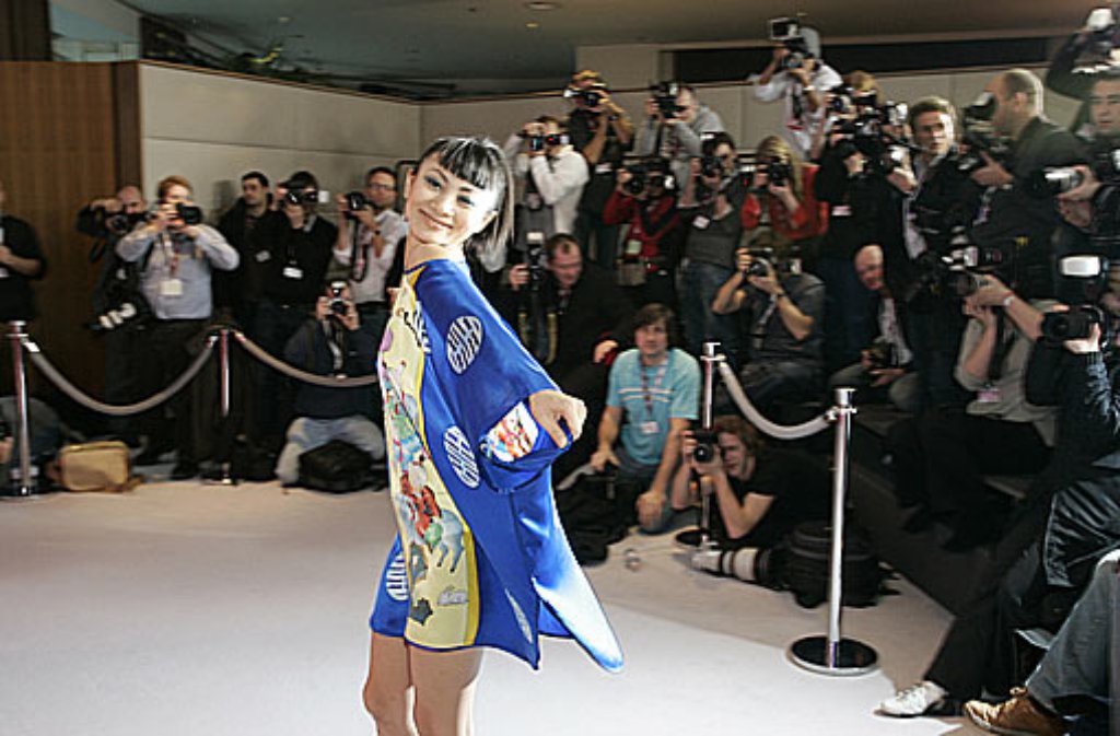 2005: Ihre spektakulären Auftritte in freizügigen Kleidern bringen der chinesischen Schauspielerin und Jury-Mitglied Bai Ling den Spitznamen "Berlinackte" ein.