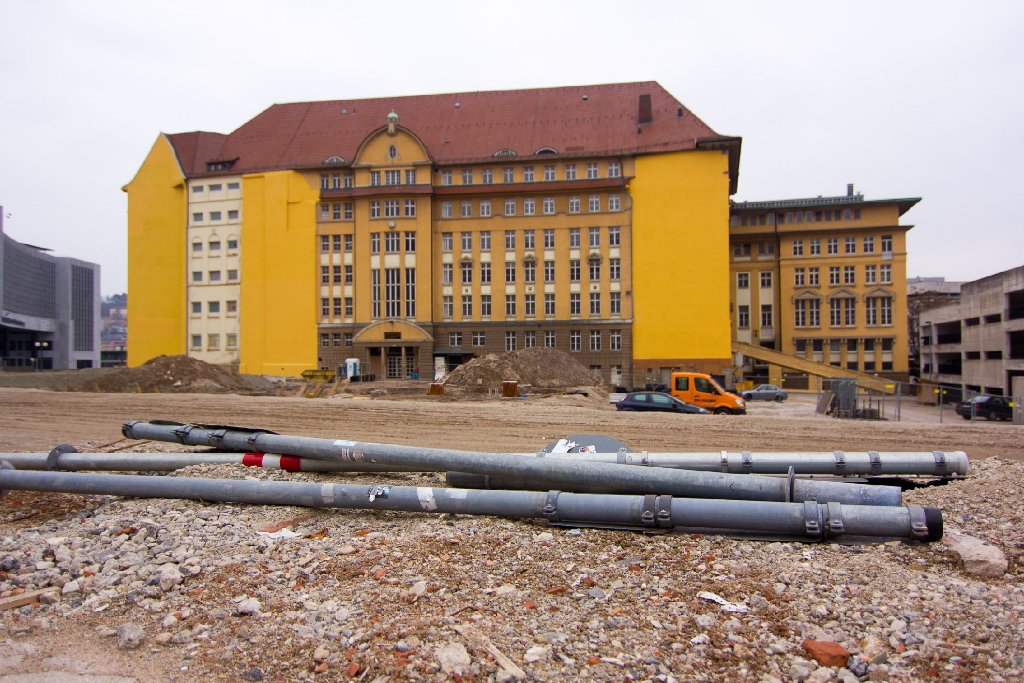 Seit Oktober 2012 halten wir die Baufortschritte am Stuttgarter Hauptbahnhof regelmäßig fest. Unsere Fotostrecke zeigt, wie sich die Baustelle seitdem verändert hat. Hier die Fotos vom April 2013.