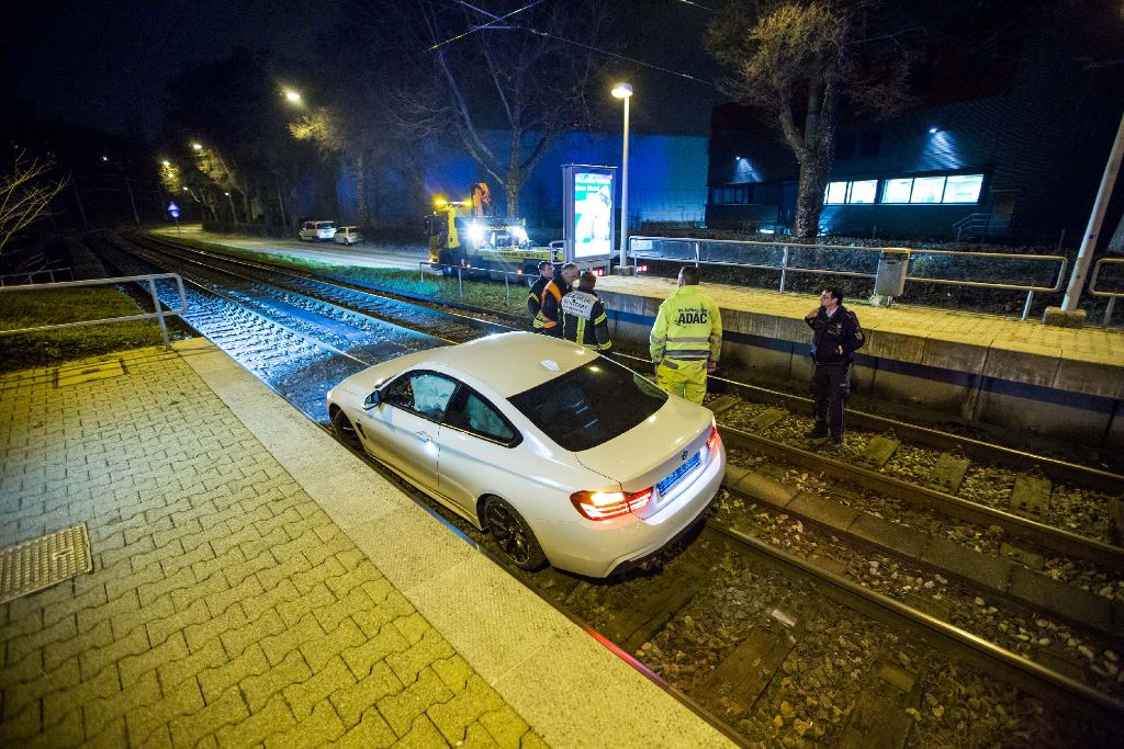 Bei einem spektakulären Autounfall am Freitagabend im Stuttgarter Osten, ist ein 21-Jähriger mit seinem BMW im Gleisbett der Straßenbahn gelandet.