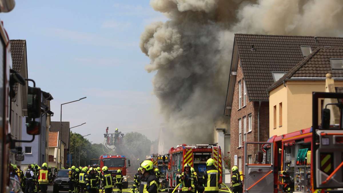 Sankt Augustin bei Bonn: Motorradladen in Flammen – zwei Feuerwehrleute vermisst