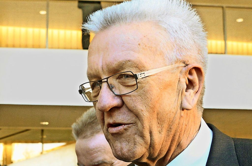Ministerpräsident: Winfried Kretschmann (geboren am 17. Mai 1948 in Spaichingen) ist seit dem 12. Mai 2011 der neunte Ministerpräsident von Baden-Württemberg und der erste von den Grünen gestellte Ministerpräsident eines deutschen Bundeslandes. Am 12. Mai 2016 wurde der 68-Jährige wiedergewählt.