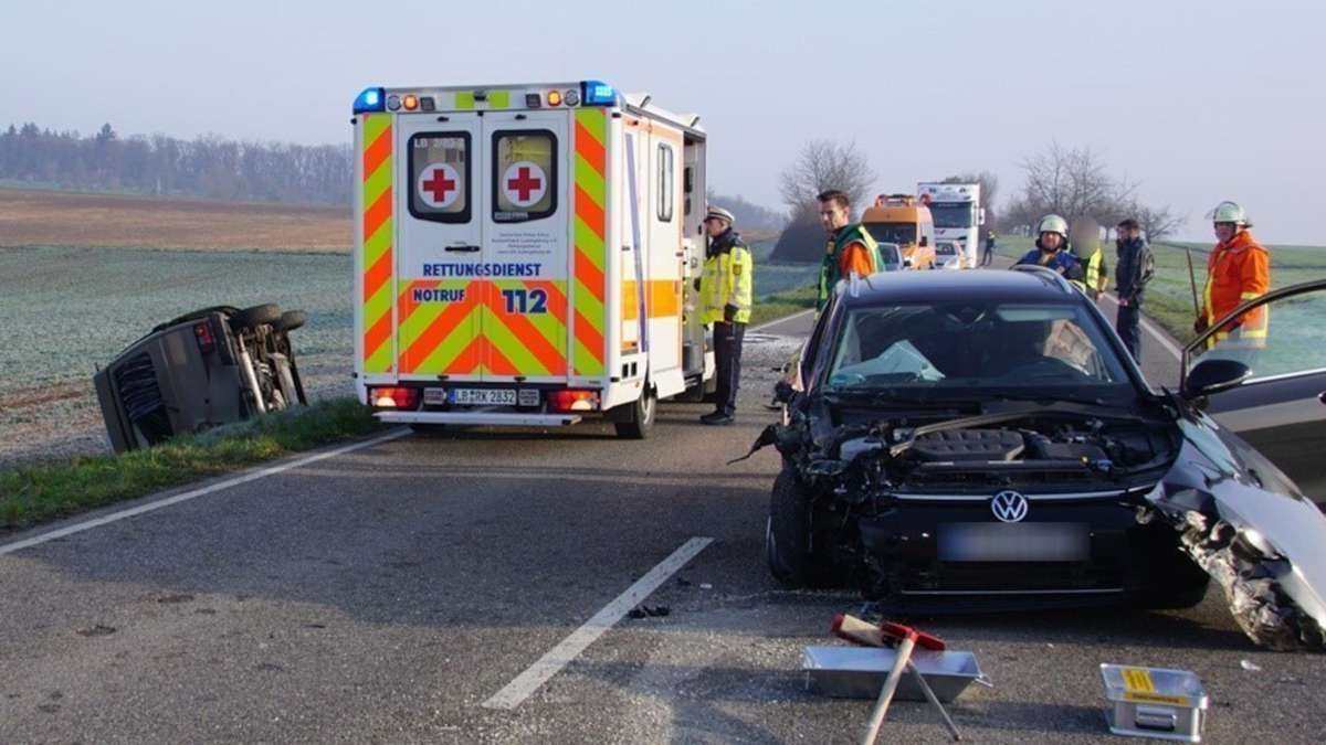 Unfall zwischen Großbottwar und Steinheim: VW-Fahrer übersieht Pannenfahrzeug