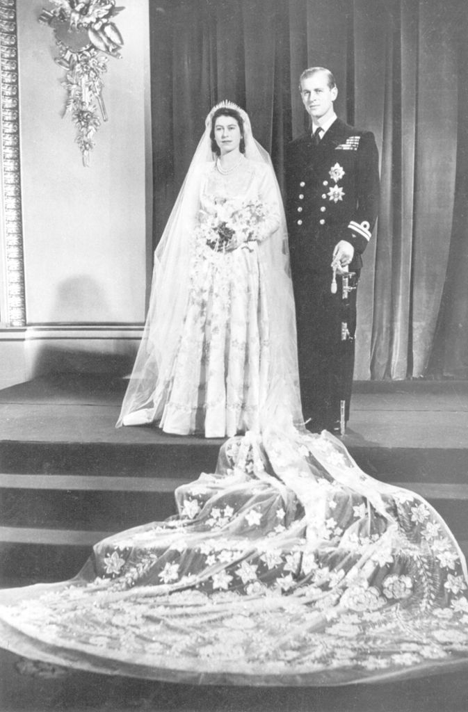 Dass ihre Prinzessin Lilibet einen Adligen mit deutschen Wurzeln heiratet - und das gerade einmal zwei Jahre nach dem Krieg -, daran haben die Briten zu schlucken. Auch wenn Philip im Krieg für die britische Marine gegen die Nazis gekämpft hat.