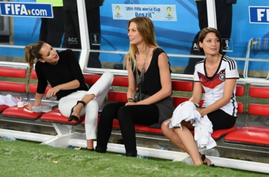 Mesut Özils Freundin Mandy Capristo, Bastian Schweinsteigers Freundin Sarah Brandner und Kathrin Gilch, Freundin von Manuel Neuer (von links).