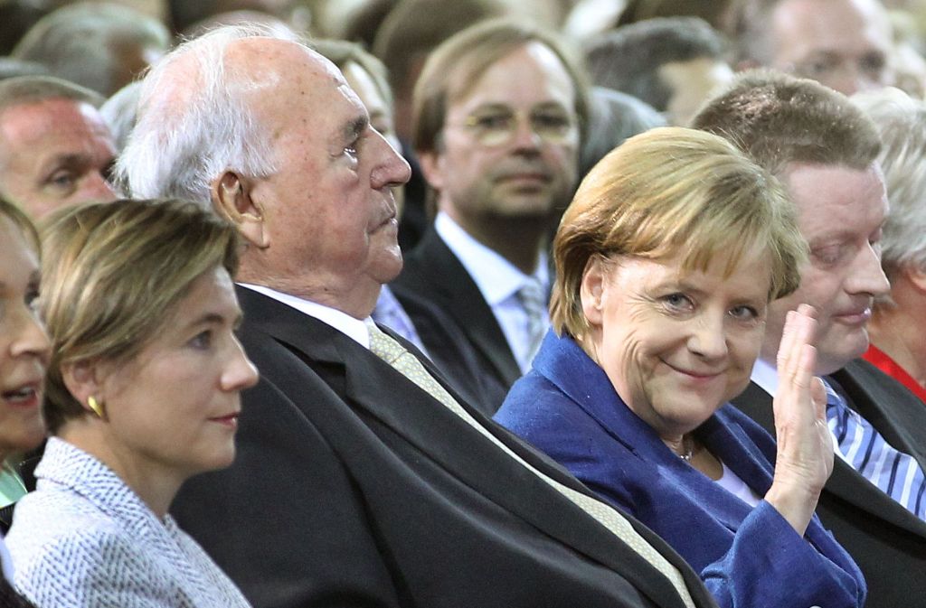 Zu Bundeskanzlerin Angela Merkel pflegte Helmut Kohl eine besondere Beziehung: Unter ihm erhielt sie ihren ersten Ministerposten und galt schnell als „Kohls Mädchen“.